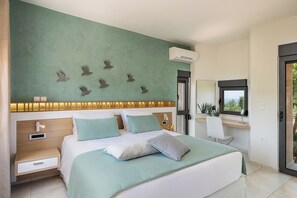 5 soverom, skrivebord, strykejern/-brett og reiseseng for barn