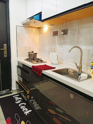 Superior Apartment, City View | Private kitchen | Fridge, microwave, cookware/dishes/utensils - Gatundu Heights Apartments Kileleshwa (Nairobi)