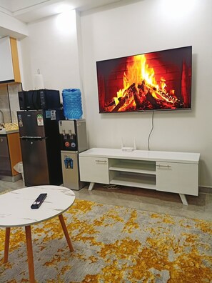 Leilighet – superior, byutsikt | Oppholdsområde | En 24-tommers smart-TV med digitale kanaler