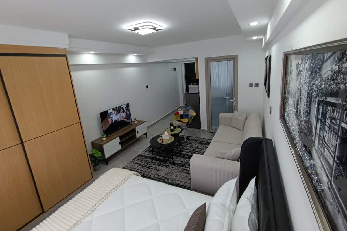 Studio Suite Deluks, pemandangan kota | Area keluarga | Smart TV 24-inci dengan saluran TV digital