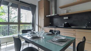 A modern kitchen with a dining area. - Italianway Comfort - Savona 123 (Milan)