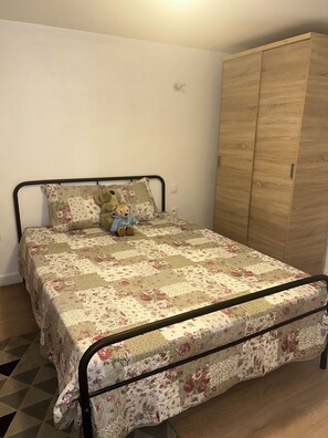 1 bedroom, WiFi, bed sheets - Next to the Ile de Loisir in Cergy, separate room in a house (Jouy-le-Moutier)