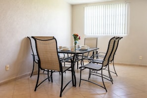 Comfort appartement, 2 slaapkamers, niet-roken, patio | Dineerruimte