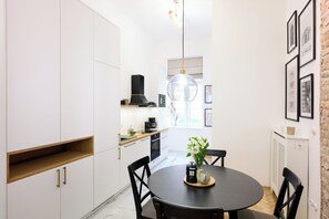 Classic Apartment | Private kitchen | Fridge, microwave, oven, stovetop - Native Apartments Dietla 71 (Kraków)