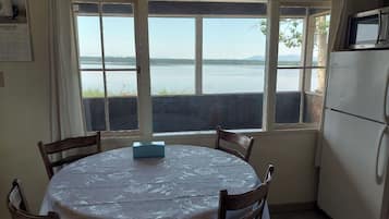 Standard Cottage, Lake View | In-room dining