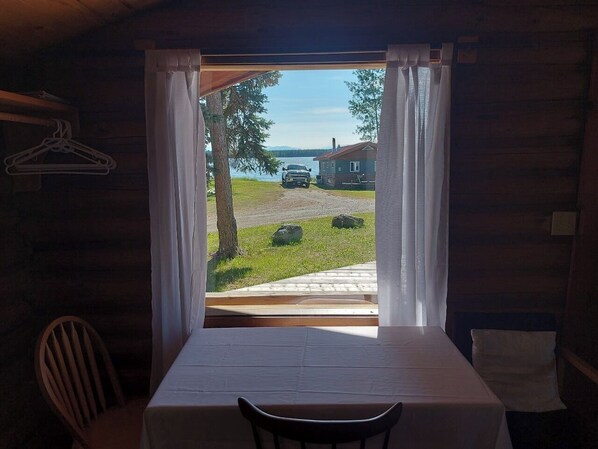 Cabane Standard, salle de bains privée, vue lac | Restauration dans la chambre