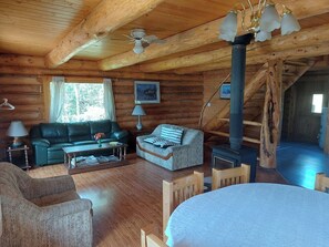 Family Chalet, 4 Bedrooms, Lake View | Living area