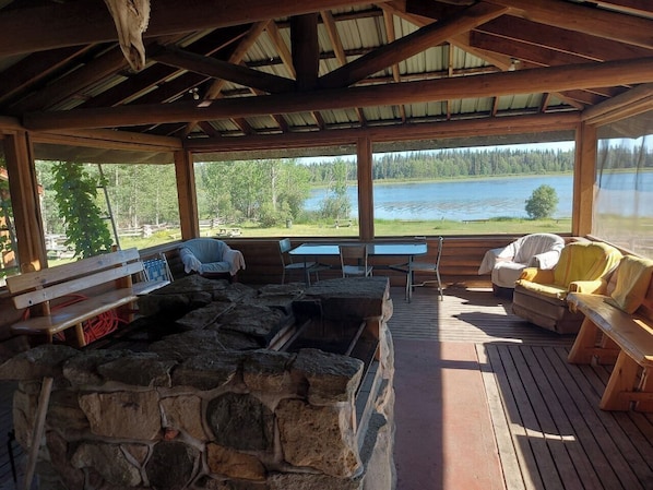 BBQ/picnic Area - Escott Bay Resort (Anahim Lake)