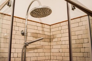 Dusche, Haartrockner, Bidet, Handtücher