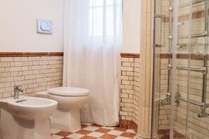 Dusche, Haartrockner, Bidet, Handtücher