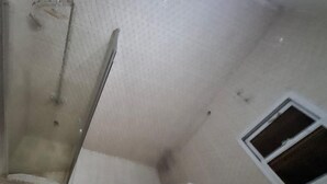 Casa | Baño | Regadera y toallas 