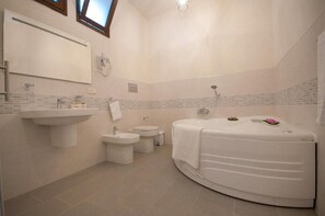 Quarto quádruplo luxo, várias camas, varanda | Banheiro