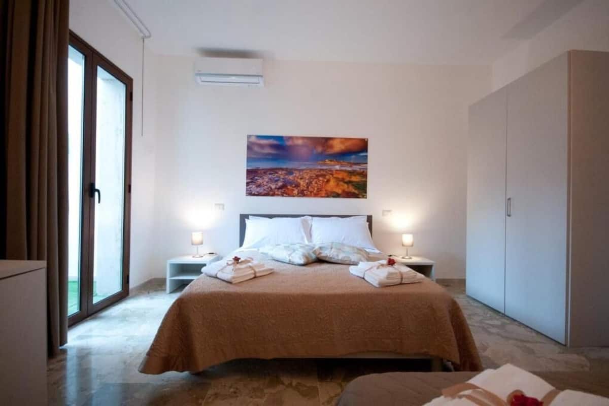 Habitació quàdruple Deluxe, diversos llits, pati | Caixa forta a l'habitació i wifi gratuïta