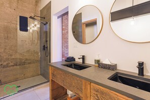 Douche, articles de toilette écologiques, sèche-cheveux