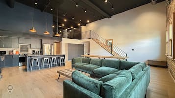 Een smart-tv, een open haard, videogames en een dvd-speler