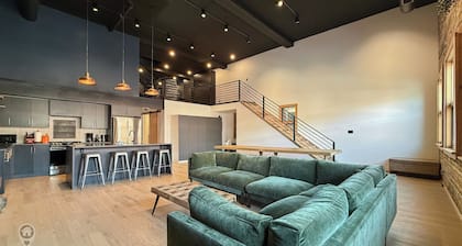 Pet Friendly Loft / Rooftop Hot Tub & Views