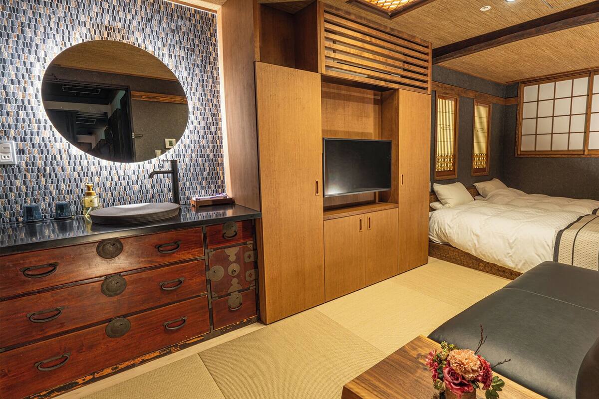Free WiFi, bed sheets