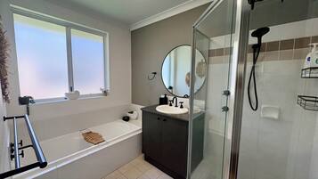 Deluxe House, Berbilang Katil, Non Smoking | Bilik Mandi | Pancuran mandi, pengering rambut, tuala disediakan, sabun