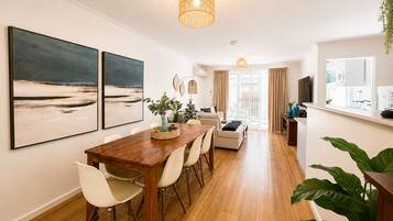 Deluxe House, Multiple Beds, Non Smoking | In-room dining