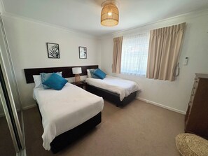Deluxe House, Multiple Beds, Non Smoking | 2 bedrooms, free WiFi, bed sheets - Cape View 26 - Vila Cinta (Broadwater)