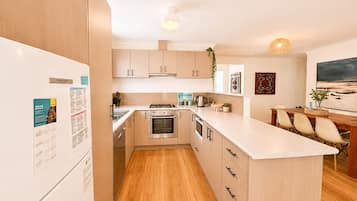 Casa luxo, várias camas, para não fumantes | Cozinha privada | Geladeira grande, micro-ondas, fogão, lava-louças