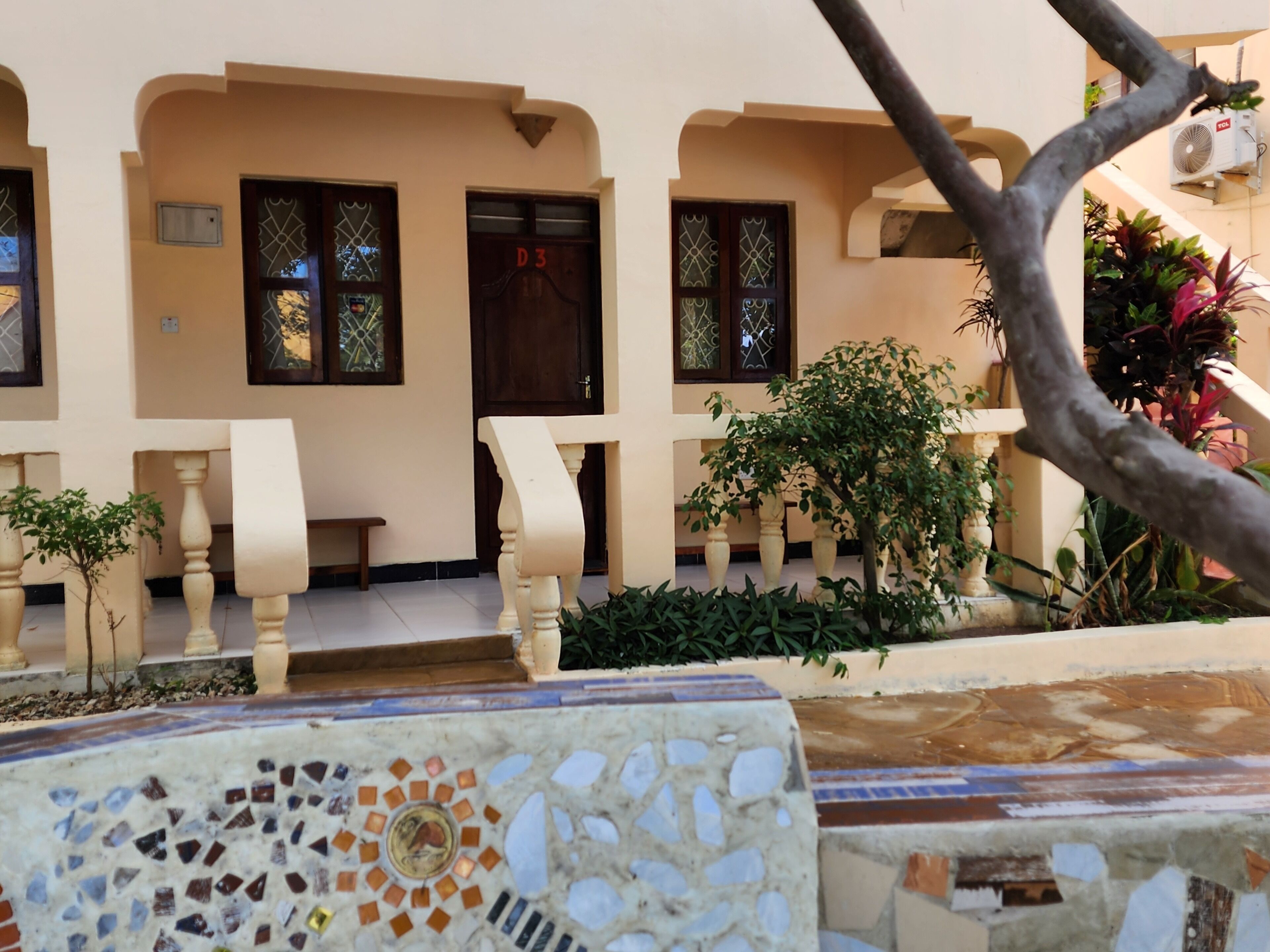 Elite Triple Room | Desk, bed sheets