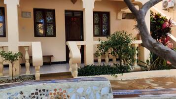 Quarto triplo elite | 4 quartos, escrivaninha, roupa de cama