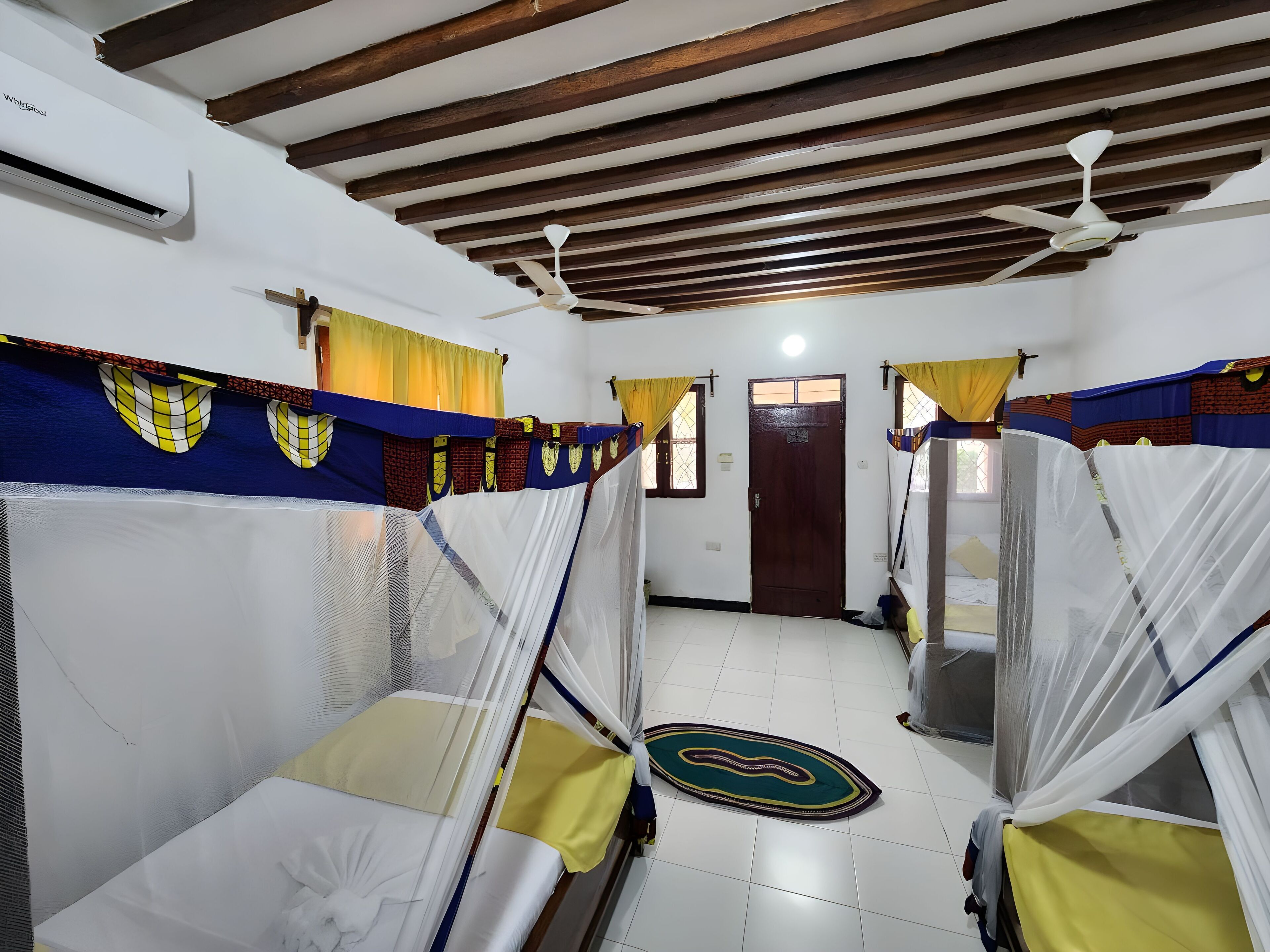 Elite Triple Room | Desk, bed sheets