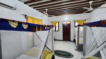 Quarto triplo elite | 4 quartos, escrivaninha, roupa de cama