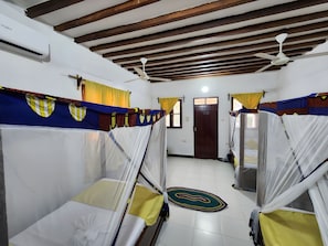 Elite trippelrum | 4 sovrum, skrivbord och sängkläder