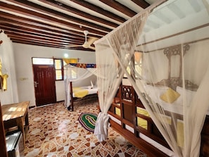 4 bedrooms, desk, bed sheets