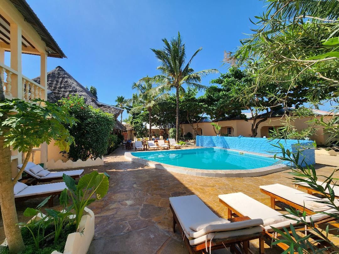 Una piscina al aire libre