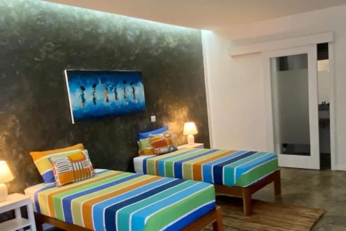 Comfort Twin kamer | Individueel gedecoreerd, een bureau, extra bedden, gratis wifi