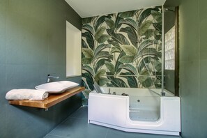 Superior Suite, Garden View | Soundproofing, WiFi