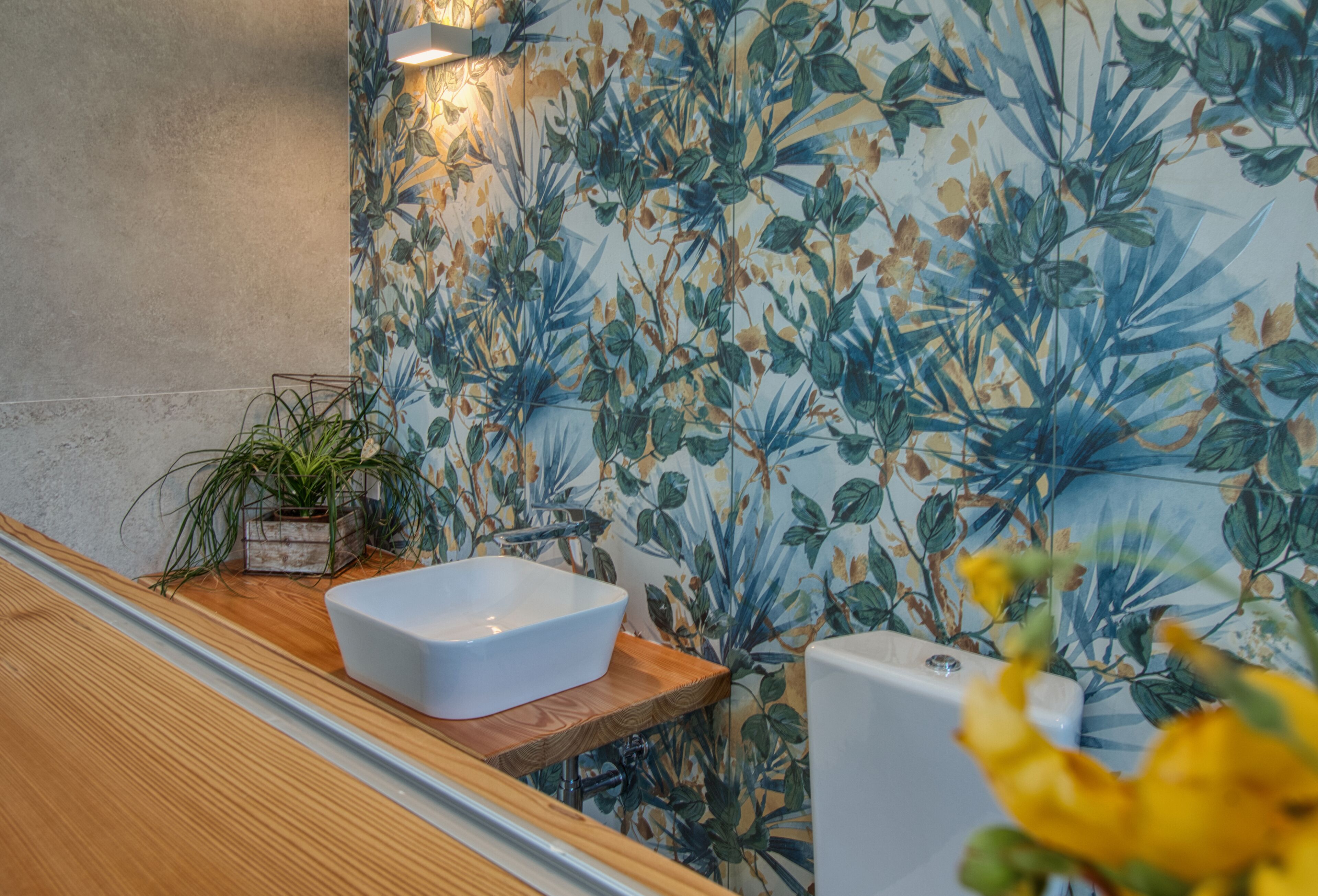 Deluxe-Doppelzimmer, Balkon, Gartenblick | Badezimmer | Hausschuhe, Handtücher, Seife, Shampoo