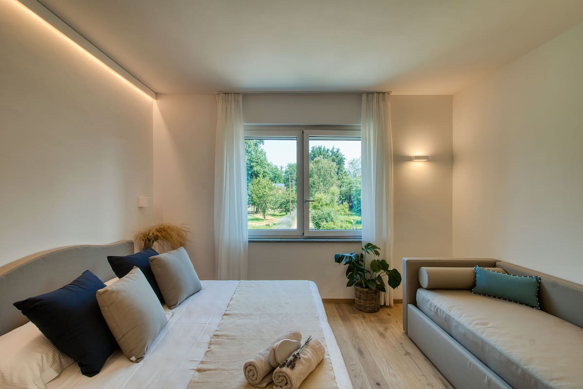 Junior driepersoonskamer, uitzicht op tuin | 1 slaapkamer, geluiddichte muren, wifi