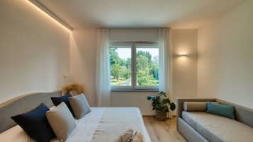 Junior-Dreibettzimmer, Gartenblick