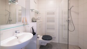Doccia, asciugacapelli, asciugamani, sapone