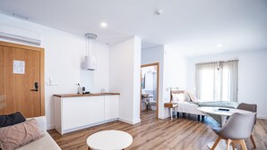 A modern apartment with a kitchen, dining area, and living room. - Posada El Convento Superior Deluxe Studio (Ayamonte)