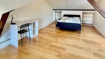 7 bedrooms, WiFi, bed sheets
