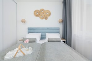 1 غرفة نوم وبديكورات فريدة لكل غرفة وملاءات أسرّة