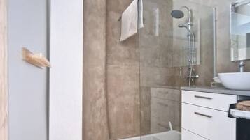 Douche, sĂšche-cheveux, serviettes fournies, savon