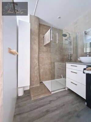 Dusj, hårføner, håndklær og såpe