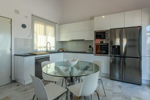 Refrigerador, microondas, horno y lavavajillas 
