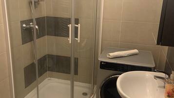 Dusche, Haartrockner, Handtücher, Seife