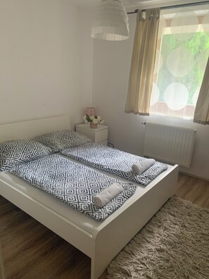 1 dormitori, escriptori, planxa i posts de planxar i wifi gratuïta 