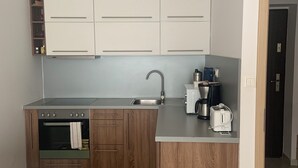 Kaffetrakter/tekoker, kjøleskap, mikrobølgeovn og ovn