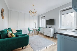 Apartment, 1 Bedroom, City View | Living room