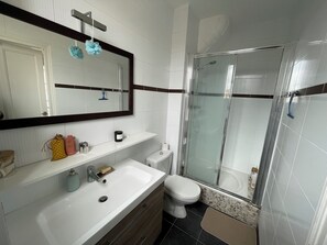 Doccia, asciugacapelli, asciugamani, sapone