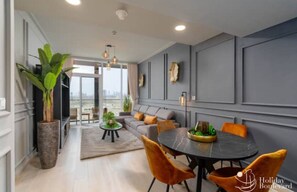 Smart TV - Cozy 1-bedroom apartment with WiFi, fitness room in delightful Dubai (Dubai)